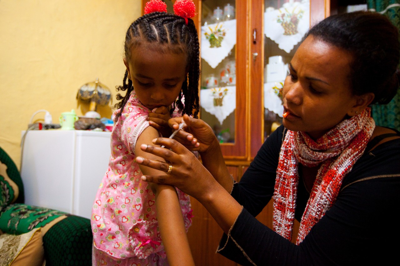 Saba Samuel ve annesi. Saba Etiyopya'da yaşıyor ve tip 1 diyabet hastası.